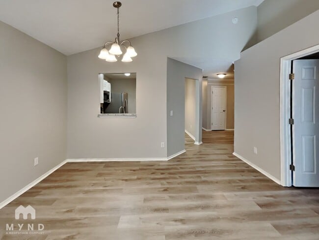 Photo - 580 Staffordshire Dr
