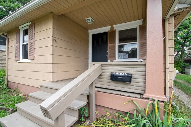 Photo - 2212 Snyder Ave NE