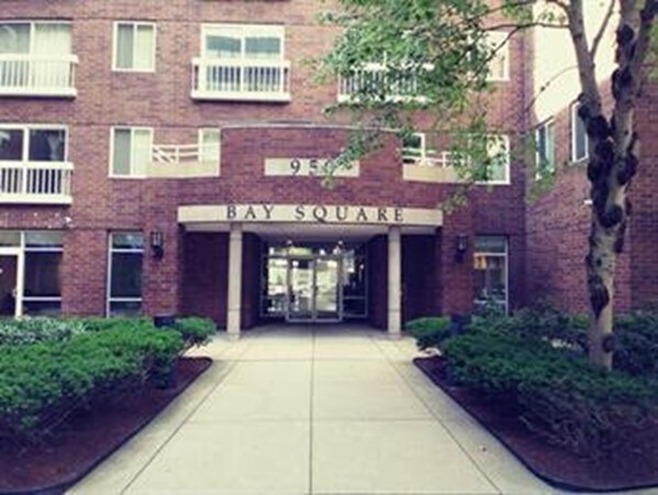 Front Entry - 950 Massachusetts Ave Unidad 212 Rental