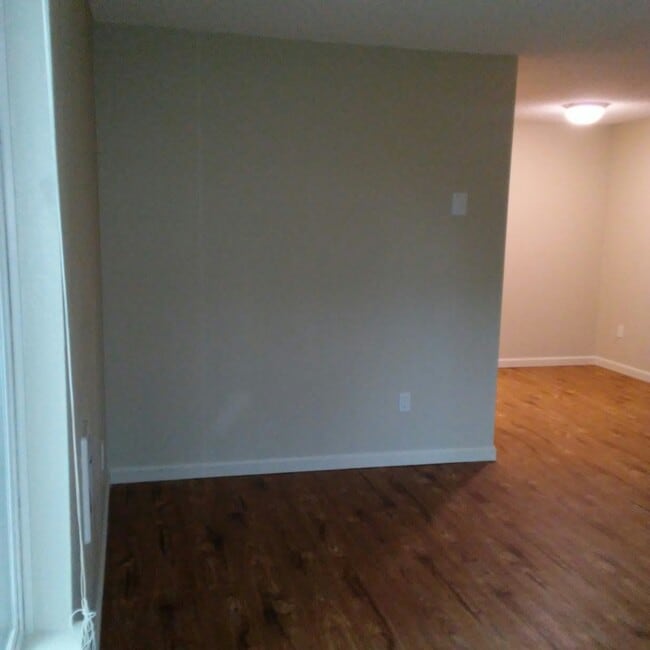 Photo - Cedarcrest Apart - 3 Unit B