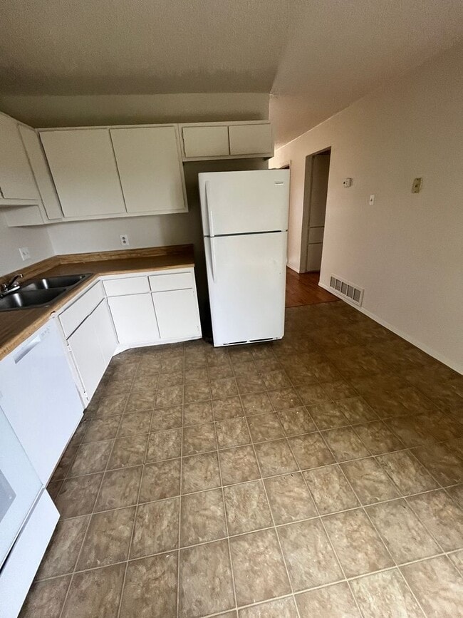 Photo - Cedarhill Apartments Unit D