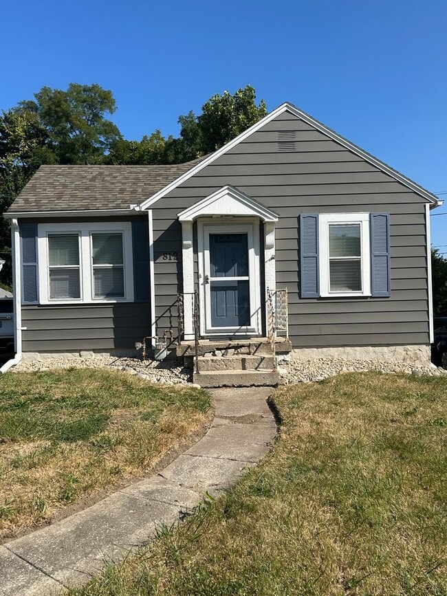 Building Photo - Updated 2 Bed 1 Bath Available Now! Rental