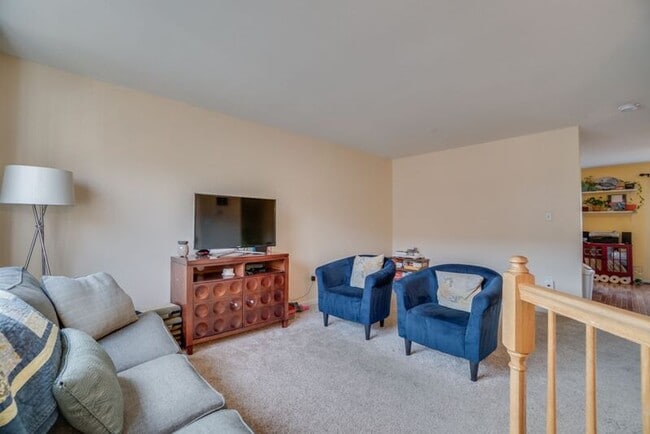 Photo - 206 Dundee Pl