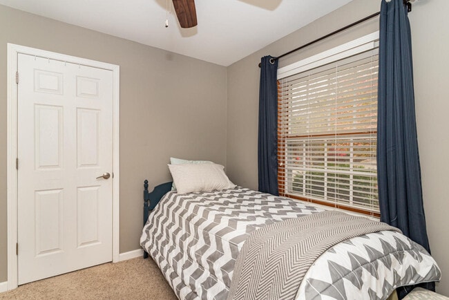 2nd bedroom located on main floor - 5428 Norris St