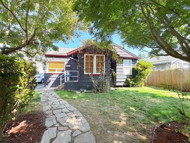 Building Photo - AVAILABLE NOW! Charming 3 Bed, 2 Bath Bungalow in Delridge!