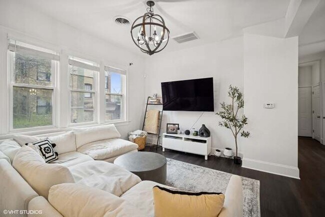 Living Room - 2512 W Lyndale St Unit 1