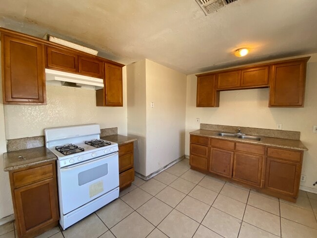 Building Photo - 265 E 2nd St Rental