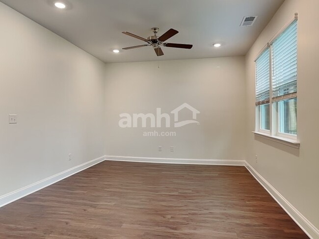 Photo - 605 Rivermist Dr