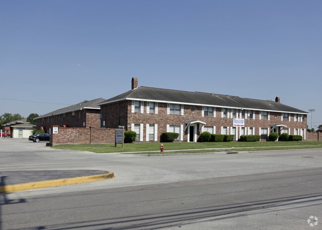 Belle Chase - Strawberry Flats Apartments