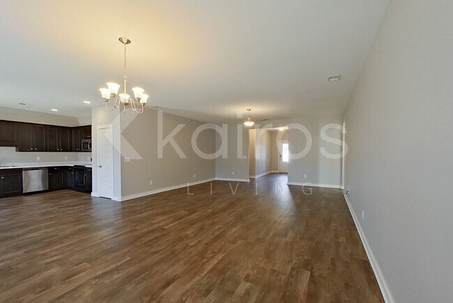 Photo - 204 White Oak Cir