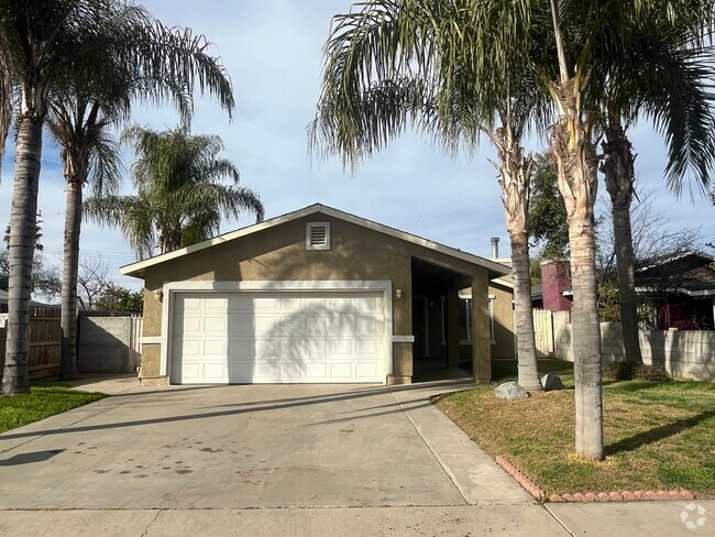 Building Photo - Visalia home for Rent!