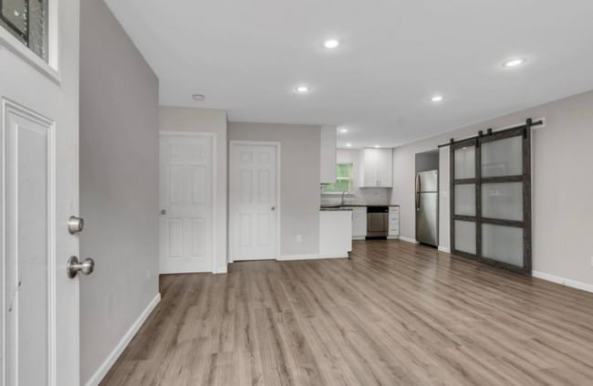 Photo - 606 W 4th St