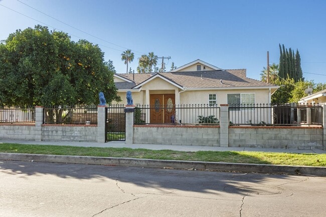 Photo - Spacious Mission Hills Home – Modern Comfo...