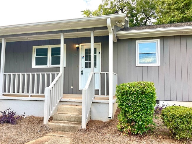 Building Photo - Welcome to this charming 2-bedroom, 1-bath... Rental