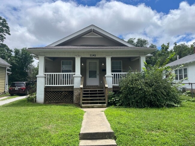 Building Photo - ADORABLE 3 BEDROOM HOUSE READY!