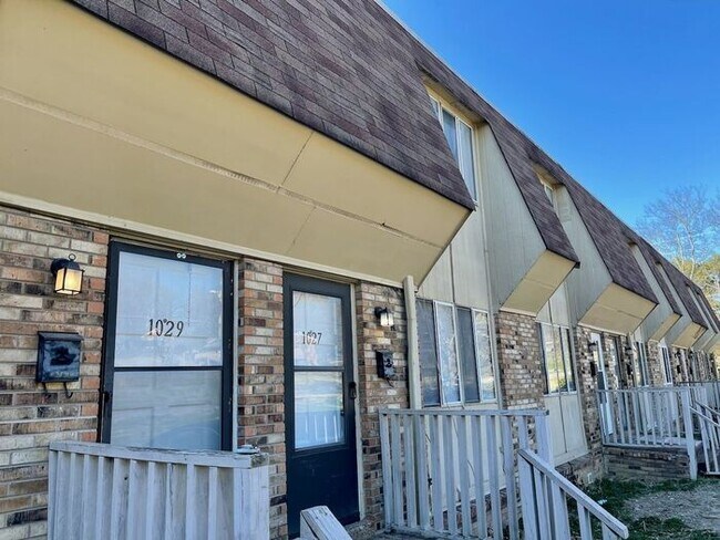 Photo - Cute and Convenient  South Nashville Townhouse near BNA and Woodbine - Renovated