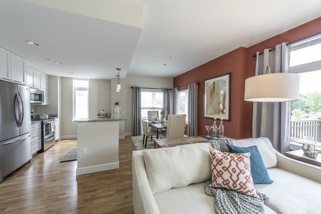 Sala de estar y cocina abierta - Brookside Square