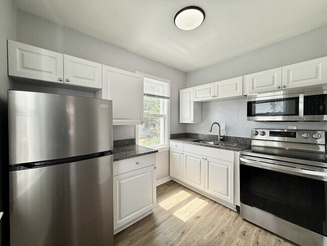 Photo - 711 18th Ave S