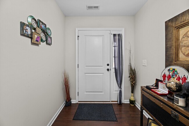 Photo - 211 Lynden Ln