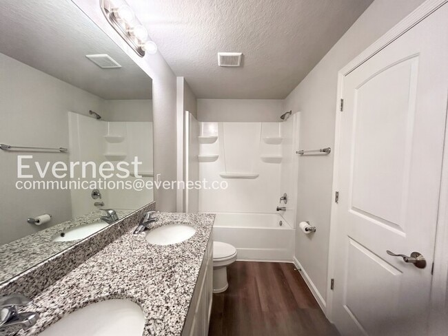 Photo - 8 Round Table Ln