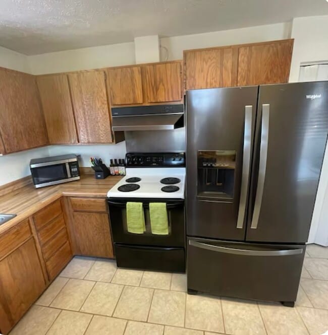 Full kitchen - 12107 Horseshoe Dr Unit 1