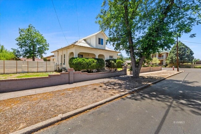 Photo - 320 W 11th St