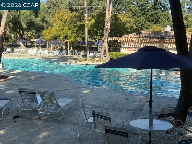 Photo - 330 N Civic Dr Unidad 201