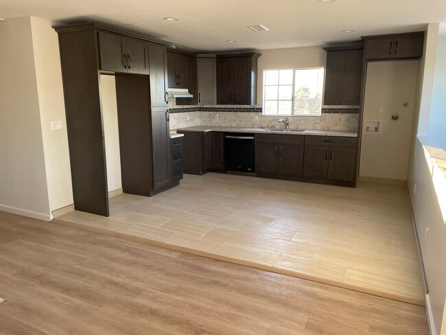 Photo - 112 E B St