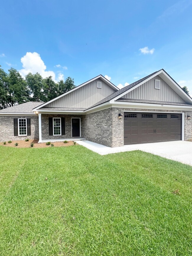 Building Photo - 211 Silverthorn Dr