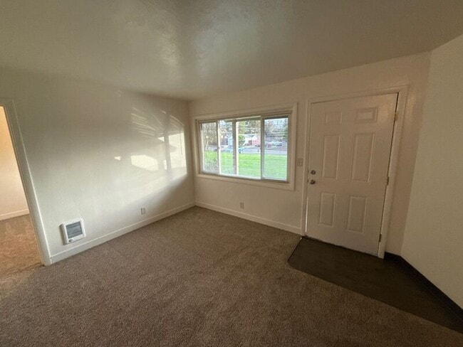 Photo - 273 Kearney St S