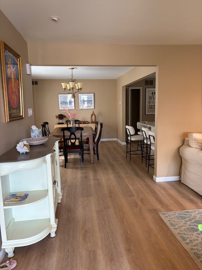 Entry - 2 N Frontenac Ave