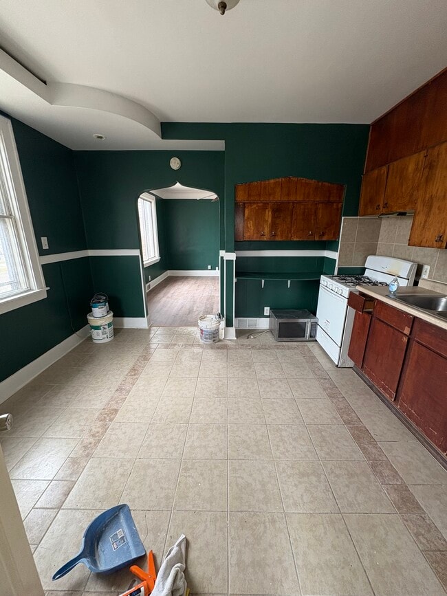 Building Photo - 3983 Talbot St Unit 2