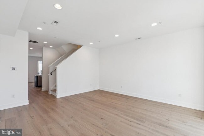 Photo - 2820 Livingston St