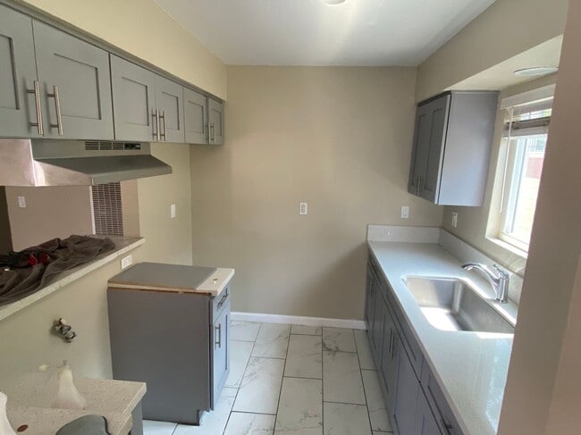 Building Photo - 2525 E 3rd St Unit #2