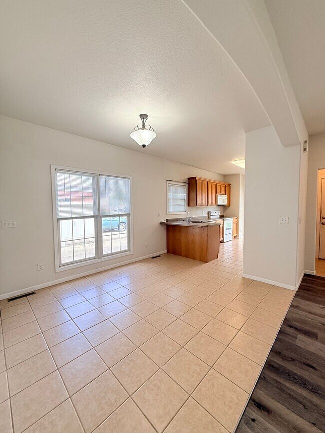 Photo - 927-MF2-E2 Unit A