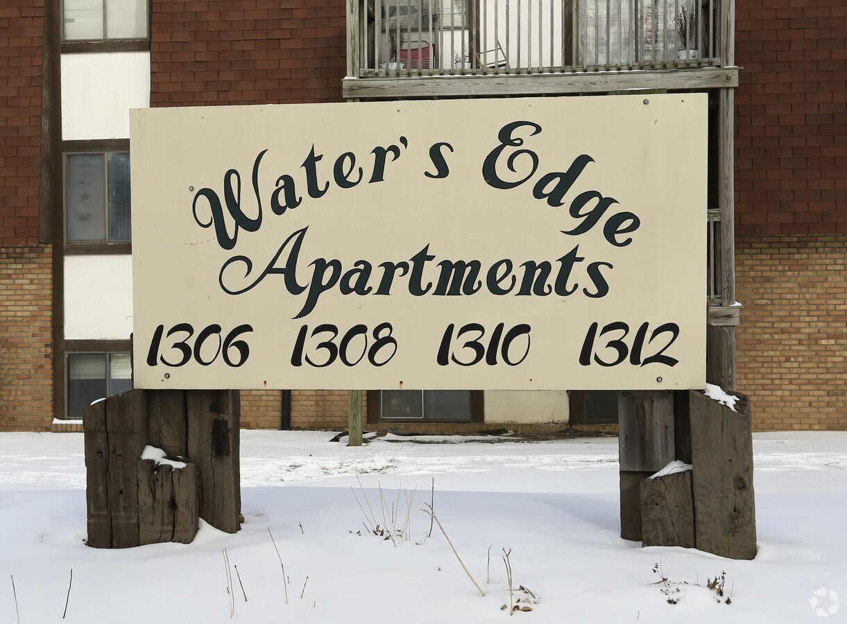 Photo - Water's Edge Apartments