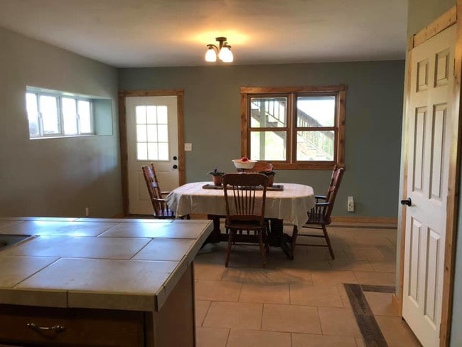 1257 Smith Lake Rd Unidad Walkout Basement Apt