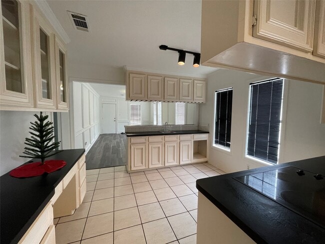 Photo - 827 Booth St