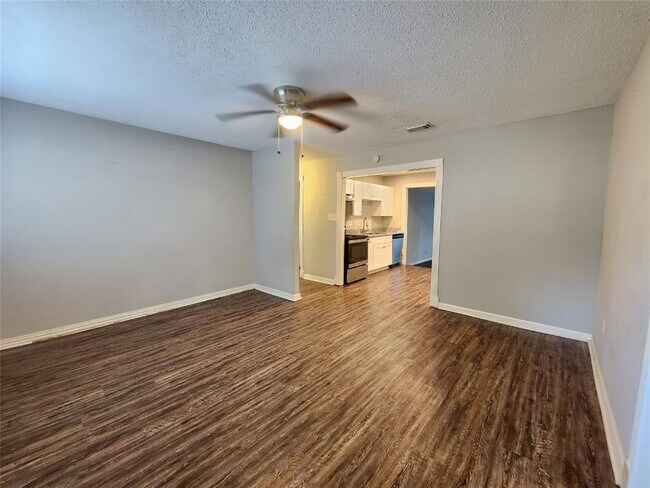 Photo - 1015 W 10th St