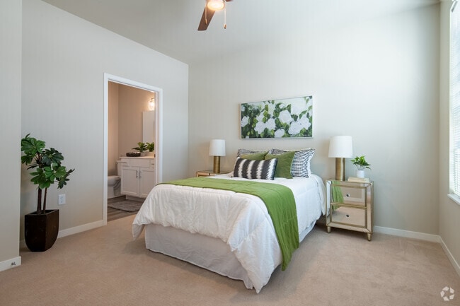2BR, 2BA - 1038SF