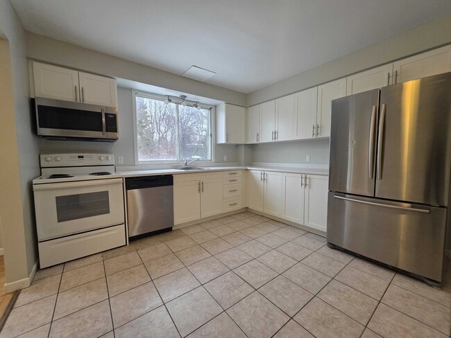 Photo - 745 Selkirk Rd