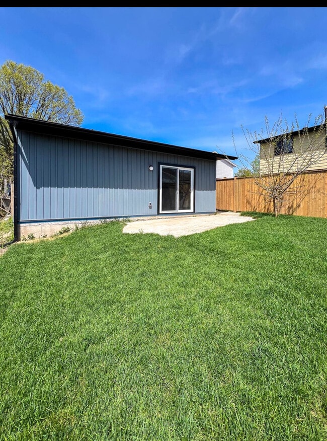 Building Photo - Apt C-Apt C-95 Leaside Drive Welland Ontario L3C 7B3