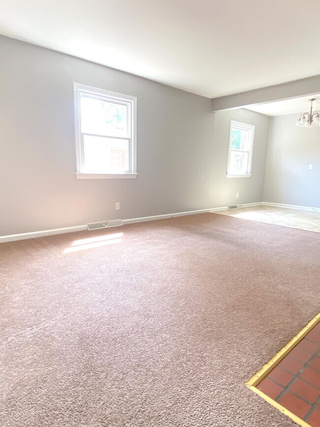 Photo - 709 Oxford St