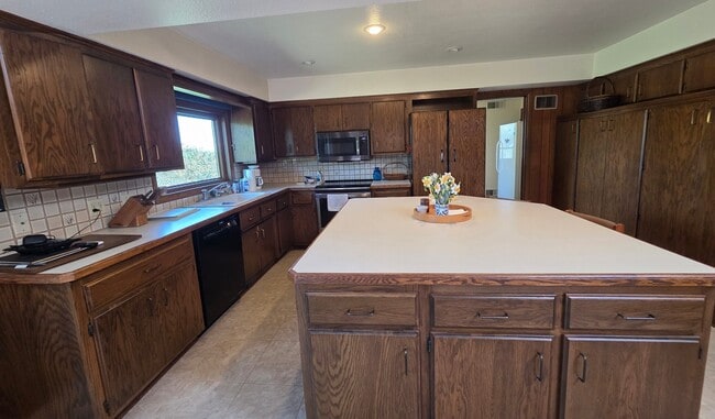 Photo - 2250 Greenview Dr