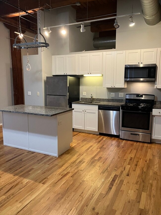 Building Photo - 1500 W Monroe St Unit 113