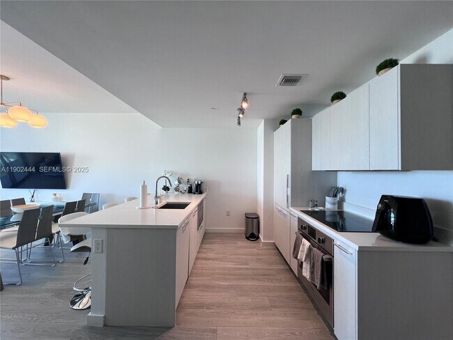 Photo - 501 NE 31st St Unidad 2810