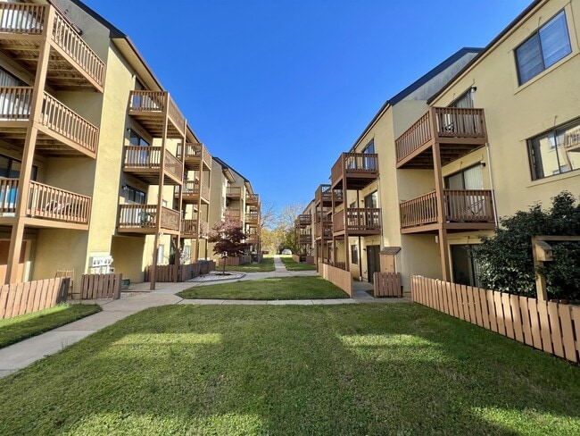 Photo - 1002 Linden Ave Townhome