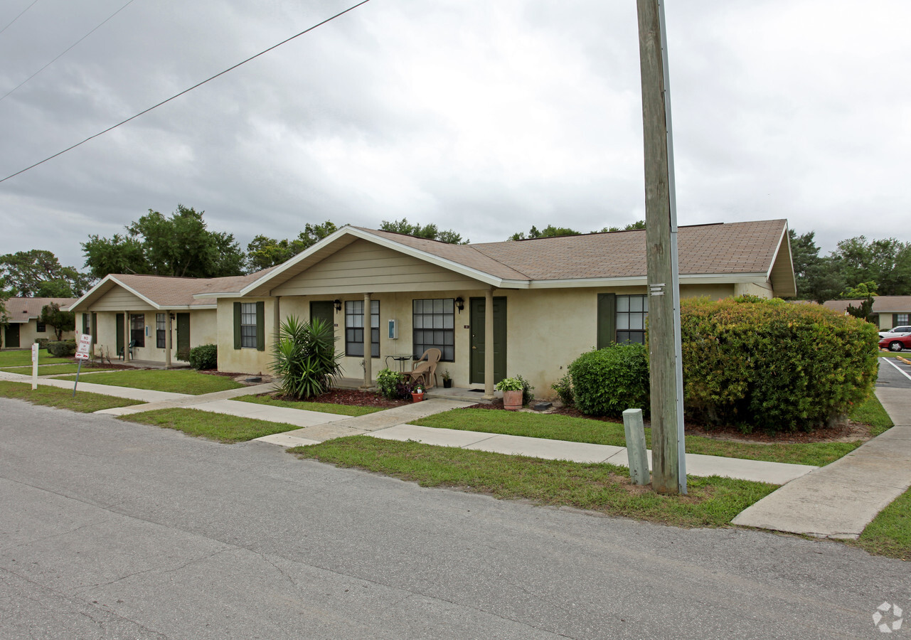 Photo - Colonial Pines Apartments