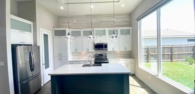 Photo - 2117 Queens Ave