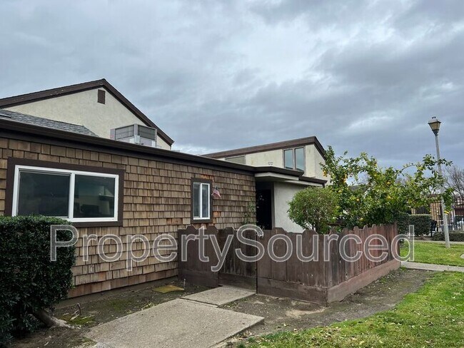 Building Photo - 1414 Pajaro Ave Unit Apt 39